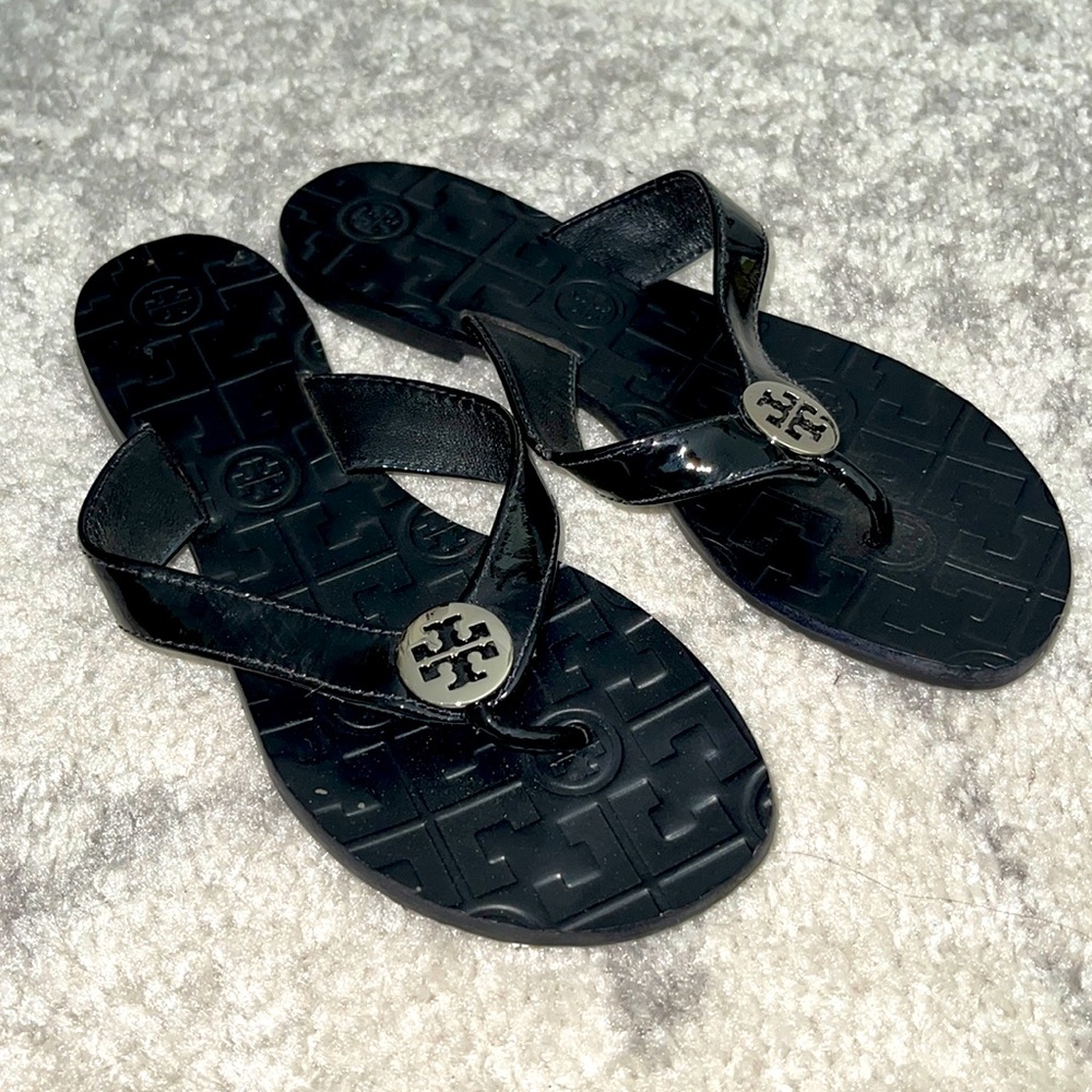 Tory Burch Black & Shiny Chrome Flat Sandals sz 4